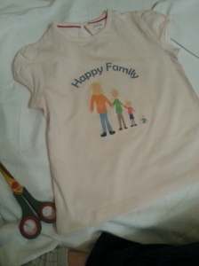 Un T-shirt "Happy Family" avec un dessin de la fratrie